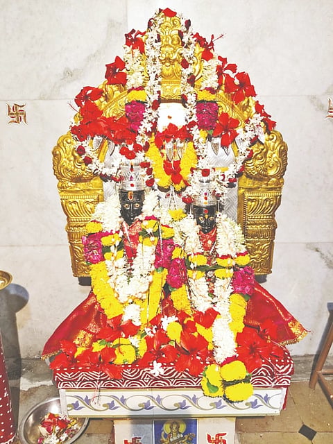 ಆಷಾಢ ಉತ್ಸವ ನಿಮಿತ್ತ ಹಳೇ ಶಹಾಬಾದ್​ನ ದೇಗುಲದಲ್ಲಿ ಶ್ರೀ ಪಾಂಡುರಂಗ ರುಕ್ಮಿಣಿ ದೇವರಿಗೆ ವಿಶೇಷ ಅಲಂಕಾರ ಮಾಡಿರುವುದು.