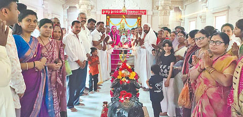 ಅಫಜಲಪುರದ ಮಳೇಂದ್ರ ಹಿರೇಮಠದಲ್ಲಿ ಶ್ರೀ ವಿಶ್ವಾರಾಧ್ಯ ಮಳೇಂದ್ರ ಶಿವಾಚಾರ್ಯರು ಸಾಮೂಹಿಕ ಇಷ್ಟಲಿಂಗ ಪೂಜೆ ಸೋಮವಾರ ನೆರವೇರಿಸಿದರು. ಚಂದ್ರಶೇಖರ ಕರಜಗಿ, ಕಂಟೆಪ್ಪ ಬಳೂರಗಿ, ಶ್ರೀಶೈಲ ದೇಸಾಯಿ, ಸಂಗ್ರಾಮಗೌಡ ಪಾಟೀಲ್​, ಬಸವರಾಜ ಅಂದೋಡಗಿ ಇತರರಿದ್ದರು. 