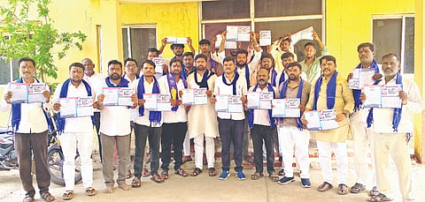 ಆಲಮೇಲ ಪಟ್ಟಣದ ಪ್ರವಾಸಿ ಮಂದಿರದಲ್ಲಿ ತಾಲೂಕು ನೂತನ ಶಾಖೆ ಹಾಗೂ ನೂತನ ಪದಾಧಿಕಾರಿಗಳನ್ನು ನೇಮಕಗೊಳಿಸಿ ಸಂಘಟನೆಯ ಬೆಳಗಾವಿ ವಿಭಾಗೀಯ ಸಂಚಾಲಕ ಸಂಜು ಕಂಬಾಗಿ ಆದೇಶ ಪತ್ರ ವಿತರಿಸಿದರು, ಶಿವಕುಮಾರ ಮೇಲಿನಮನಿ, ಶಶಿಧರ ನಾಯ್ಕೋಡಿ, ದಲಿತ ಮುಖಂಡರಾದ ದತ್ತಾತ್ರಾಯ ಆಲಮೇಲ್ಕರ, ಸಂತೋಷ ಭಾಸ್ಕರ, ನವಿನ ವಗ್ಗಿ ಮತ್ತಿತರರಿದ್ದರು.