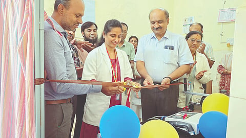 ಗುಂಡ್ಲುಪೇಟೆ ಸಾರ್ವಜನಿಕ ಆಸ್ಪತ್ರೆಯಲ್ಲಿ ಅಳವಡಿಸಿರುವ ಅತ್ಯಾಧುನಿಕ ಫಿಸಿಯೋಥೆರಪಿ ಉಪಕರಣ ಮತ್ತು ಬಿಸಿಗಾಳಿ ತಡೆ ಘಟಕವನ್ನು ಶುಕ್ರವಾರ ಆರಂಭಿಸಲಾಯಿತು. ಡಾ.ಚಿದಂಬರಂ, ಡಾ.ಮಂಜುನಾಥ್ ಡಾ.ಅಲೀಂಪಾಶಾ ಇದ್ದರು.  
