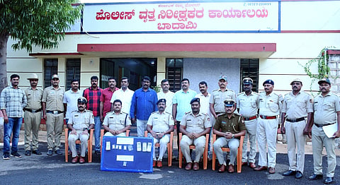 ಬಾದಾಮಿಯ ಸಿಪಿಐ ಕಚೇರಿಯಲ್ಲಿ ಆಯೋಜಿಸಿದ್ದ ಸುದ್ದಿಗೋಷ್ಠಿಯಲ್ಲಿ ಬ್ಯಾಂಕ್ ಕಳ್ಳತನದಲ್ಲಿ ಪೊಲೀಸರು ಜಪ್ತಿ ಮಾಡಿದ ನಗದು, ಚಿನ್ನಾಭರಣದೊಂದಿಗೆ ಎಸ್‌ಪಿ ಸಿದ್ದಾರ್ಥ ಗೋಯಲ್, ಸಿಪಿಐ ಕೆ.ಬಿ. ಬನ್ನಿ, ಪಿಎಸ್‌ಐ ವಿಜಯಕುಮಾರ ರಾಠೋಡ, ಎಚ್.ಕೆ. ನರಳೆ, ಸಿಬ್ಬದಿ ಇದ್ದಾರೆ.
