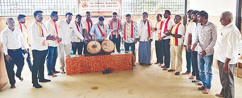 ಗಾಣಕಲ್ ಗ್ರಾಮದ ಸರ್ಕಾರಿ ಪ್ರೌಢಶಾಲೆಯಲ್ಲಿ ಹಮ್ಮಿಕೊಂಡಿದ್ದ ವಿಶ್ವ ಜಾನಪದ ದಿನನಾಚರಣೆಯನ್ನು ನಗಾರಿ ಬಾರಿಸುವ ಮೂಲಕ  ಜಿಜಿಡಿಎ ಅಧ್ಯಕ್ಷ ಗಾಣಕಲ್ ನಟರಾಜ್ ಉದ್ಘಾಟಿಸಿದರು.ಡಾ. ನರಸಿಂಹಸ್ವಾಮಿ,  ರಮೇಶ್, ಕನ್ನಡ ಸಾಹಿತ್ಯ ಪರಿಷತ್ ತಾಲೂಕು ಅಧ್ಯಕ್ಷ ಬಿ.ಟಿ.ದಿನೇಶ್, ಬನ್ನಿಕುಪ್ಪೆ ಗ್ರಾಪಂ ಅಧ್ಯಕ್ಷ ಹೊಂಬೆಗೌಡ (ಪುಟ್ಟಣ್ಣ) ಇತರರು ಇದ್ದರು.