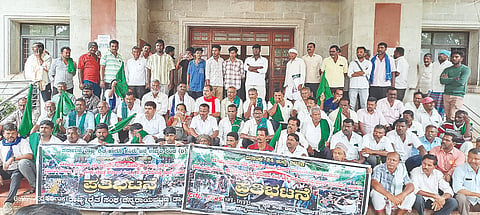 ನೀಟ್ ಅಕ್ರಮ ಖಂಡಿಸಿ ಹೊಸದಿಲ್ಲಿಯಲ್ಲಿ ನಡೆಯುತ್ತಿರುವ ವಿದ್ಯಾರ್ಥಿಗಳು, ಸಾಮಾಜಿಕ ಹೋರಾಟಗಾರರ ಪ್ರತಿಭಟನೆಗೆ ಬೆಂಬಲ ವ್ಯಕ್ತಪಡಿಸಿ, ಪಟ್ಟಣದ ವಿವಿಧ ಸಂಘಟನೆಗಳು ಹಾಗೂ ವಿದ್ಯಾರ್ಥಿಗಳು ಪ್ರತಿಭಟನೆ ನಡೆಸಿದರು.