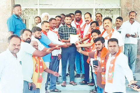 ಗುಂಡ್ಲುಪೇಟೆ ಪಟ್ಟಣದಲ್ಲಿ ಬಿಜೆಪಿ ಕಾರ್ಯಕರ್ತರು ದ್ವೇಷ ಭಾಷಣ ಪ್ರತಿಬಂಧಕ ಕಾಯ್ದೆ ಜಾರಿಗೊಳಿಸದಂತೆ ಆಗ್ರಹಿಸಿ ತಹಸೀಲ್ದಾರ್ ತನ್ಮಯಿ ಅವರಿಗೆ ಮನವಿ ಸಲ್ಲಿಸಿದರು. ಮಹದೇವಪ್ರಸಾದ್, ಬಸವಣ್ಣ, ರೇವಣ್ಣ ಇದ್ದರು.