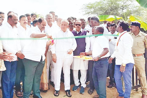 ಗುಂಡ್ಲುಪೇಟೆ ತಾಲೂಕಿನ ಚಿಕ್ಕತುಪ್ಪೂರು ಸಮೀಪದ ಟ್ರಕ್ ಟರ್ಮಿನಲ್ ಪ್ರದೇಶದ ಪ್ರವೇಶಕ್ಕೆ ಶಾಸಕ ಗಣೇಶ್ ಪ್ರಸಾದ್ ಟೇಪ್ ಕತ್ತರಿಸುವ ಮೂಲಕ ಚಾಲನೆ ನೀಡಿದರು. ರಾಮಲಿಂಗಾರೆಡ್ಡಿ, ಸಯ್ಯದ್ ಅಹಮದ್, ಶಿವಪ್ರಸಾದ್, ಎಚ್.ಎಸ್.ನಂಜಪ್ಪ, ಎಚ್.ಎಸ್.ನಂಜುಂಡ ಪ್ರಸಾದ್, ಕೆ.ಎಸ್.ಮಹೇಶ್, ಮಡಿವಾಳಪ್ಪ ಇದ್ದರು.