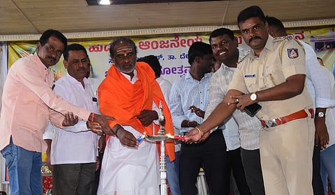 ದೇವದುರ್ಗದಲ್ಲಿ ಆಯೋಜಿಸಿದ್ದ ರಸಪ್ರಶ್ನೆ ಸ್ಪರ್ಧೆ ಕಾರ್ಯಕ್ರಮಕ್ಕೆ ಪಿಐ ಎಸ್.ಮಂಜುನಾಥ ಚಾಲನೆ ನೀಡಿದರು. ಮಲದಕಲ್ ಯೋಗಾಶ್ರಮದ ಬಸವರಾಜ ರಾಜಗುರು, ಗರುಡವಾಹನ ನಾಯಕ, ಬಸವರಾಜ ಕೊಪ್ಪರ, ಅಮರೇಶ ಜರದಬಂಡಿ ಇತರರಿದ್ದರು.