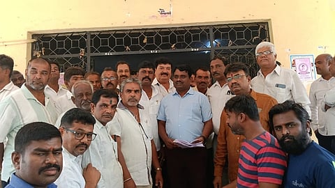 ದೊಡ್ಡಬಳ್ಳಾಪುರ ಡಾ.ರಾಜ್​ಕುಮಾರ್​ ಕಲಾಮಂದಿರವನ್ನು ಕಲಾ ಚಟುವಟಿಕೆಗೆ ಮೀಸಲಿಡಬೇಕು ಎಂದು ಒತ್ತಾಯಿಸಿ ತಾಲೂಕು ಕಲಾವಿದರ ಸಂಘದಿಂದ ತಹಸೀಲ್ದಾರ್​ ಮಲ್ಲಪ್ಪ ಕೆ. ಯರಗೋಳಗೆ ಮನವಿ ಸಲ್ಲಿಸಲಾಯಿತು. ತಾಲೂಕು ಕಲಾವಿದರ ಸಂಘದ ಖಜಾಂಚಿ ಮುನಿಪಾಪಯ್ಯ, ಹಿರಿಯ ಕಲಾವಿದ ವೆಂಕಟರಾಜು, ನಿರ್ದೇಶಕ ನಾಗದೇನಳ್ಳಿ ಮಂಜುನಾಥ್​, ಕುಂದಾಣ ರವಿ, ಬಸವರಾಜ್​, ಮಂಜುನಾಥ್​, ಕಲಾವಿದರಾದ ಹಣಗಲಾಪುರ ಅಶ್ವತ್ಥಪ್ಪ, ಚೇತನ್​ ಕುಮಾರ್​, ಶಿವಕುಮಾರ್​, ಜೈರಾಮ್​ ಮಾಮಿ, ಮೋಹನ್​ ಕುಮಾರ್​, ಶ್ರೀನಿವಾಸ್​, ಟಿ.ಜಿ.ಮಂಜುನಾಥ್​, ಡಿ.ವೆಂಕಟೇಶ್​ ಇದ್ದರು.