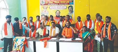 ದೊಡ್ಡಬಳ್ಳಾಪುರದ ಪ್ರವಾಸಿ ಮಂದಿರದಲ್ಲಿ ಹಮ್ಮಿಕೊಂಡಿದ್ದ ಕಾರ್ಯಕ್ರಮದಲ್ಲಿ ಶ್ರೀರಾಮಸೇನೆ ನೂತನ ಪದಾಧಿಕಾರಿಗಳಿಗೆ ಆದೇಶ ಪತ್ರಗಳನ್ನು ನೀಡಲಾಯಿತು. ಕಾರ್ಯಾಧ್ಯಕ್ಷ ಸುಂದರೇಶ್​ ನರ್ಗಲ್​, ಕಾರ್ಯದರ್ಶಿ ರಮೇಶ್​ ಗೌಡ, ಧರ್ಮ ಪ್ರಚಾರಕ ಶ್ರೀನಿವಾಸ್​ ಗುರೂಜಿ, ಜಿಲ್ಲಾಧ್ಯಕ್ಷ ಪ್ರಕಾಶ್​ ಗೌಡ, ದುರ್ಗಸೇನೆ ಅಧ್ಯಕ್ಷೆ ಉಮಾದೇವಿ ಇತರರು ಇದ್ದರು.