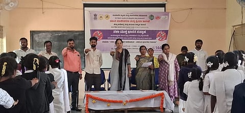 ದೊಡ್ಡಬಳ್ಳಾಪುರದ ಕೊನಘಟ್ಟ ಸರ್ಕಾರಿ ಪದವಿ ಪೂರ್ವ ಕಾಲೇಜಿನಲ್ಲಿ ಹಮ್ಮಿಕೊಂಡಿದ್ದ ನಶೆಮುಕ್ತ ಭಾರತ' ಅಭಿಯಾನದಲ್ಲಿ ಮನಶಾಸ್ತ್ರಜ್ಞ ಸದಾನಂದ, ಕಾಲೇಜು ಪ್ರಾಂಶುಪಾಲೆ ವಿನುತಾ, ಪ್ರೌಢಶಾಲೆ ಮುಖ್ಯಶಿಕ್ಷಕ ನಾರಾಯಣಸ್ವಾಮಿ, ಯುವ ಸಬಲೀಕರಣ ಮತ್ತು ಕ್ರೀಡಾ ಇಲಾಖೆ ಸಂಚಾಲಕ ವಿಶ್ವಾಸ್​, ಯುವ ಸಂಚಲನದ ಚಿದಾನಂದ್​, ನವೀನ್​ ಇದ್ದರು.