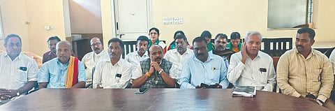 ದೊಡ್ಡಬಳ್ಳಾಪುರದ ಪ್ರವಾಸಿ ಮಂದಿರದಲ್ಲಿ ಪ್ರಗತಿಪರ ಸಂಘಟನೆಗಳಿಂದ ಹಮ್ಮಿಕೊಂಡಿದ್ದ ಸುದ್ದಿಗೋಷ್ಠಿಯಲ್ಲಿ ಮುಖಂಡರಾದ ಬಾಲಕೃಷ್ಣ, ಮುನಿಕೃಷ್ಣಪ್ಪ,ಬಷೀರ್​, ವೆಂಕಟೇಶ್​, ಕಾಂತರಾಜು, ಕೆಂಪರಾಜು, ಮುತ್ತೇಗೌಡ, ಅಂಬಿಕಾ ಇದ್ದರು.