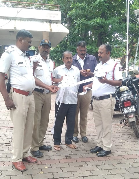 ಧಾರವಾಡ ಸಂಚಾರ ಠಾಣೆಯಲ್ಲಿ 42 ಇ- ಚಲನ್​ಗಳ ದಂಡ ಪಾವತಿಸಿದ ವಾಹನ ಮಾಲೀಕ.
