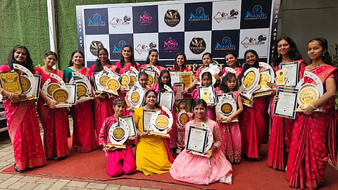 ಶಾಂತಲಾ ನೃತ್ಯಾಲಯದ ವಿದ್ಯಾರ್ಥಿನಿಯರ ತಂಡ.
