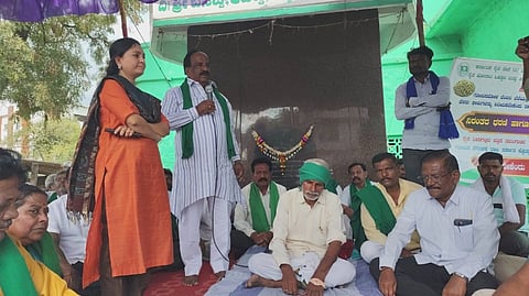 ರೈತರು ಧರಣಿ, ಉಪವಾಸ ಸತ್ಯಾಗ್ರಹ ನಡೆಸುತ್ತಿದ್ದ ಸ್ಥಳಕ್ಕೆ ಶಾಸಕ ಎನ್.ಎಚ್. ಕೋನರಡ್ಡಿ ಹಾಗೂ ಜಿಲ್ಲಾಧಿಕಾರಿ ದಿವ್ಯ ಪ್ರಭು ಭೇಟಿ