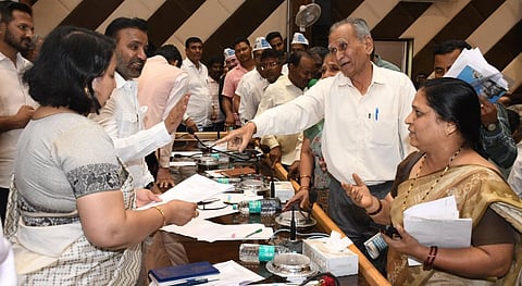 ಸಚಿವ ಸಂತೋಷ ಲಾಡ್​ ಅಧ್ಯಕ್ಷತೆಯಲ್ಲಿ ಜನತಾ ದರ್ಶನದಲ್ಲಿ ಸಾರ್ವಜನಿಕರಿಂದ ಅಹವಾಲುಗಳನ್ನು ಸ್ವೀಕರಿಸಲಾಯಿತು.
