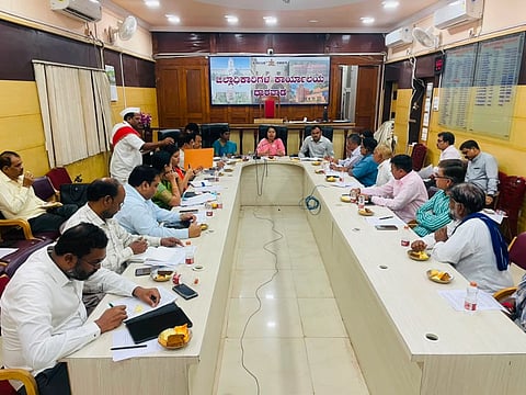 ಧಾರವಾಡ ಜಿಲ್ಲಾಧಿಕಾರಿ ಅಧ್ಯಕ್ಷತೆಯಲ್ಲಿ ಮತದಾರರ ಪಟ್ಟಿ ವಿಶೇಷ ಸಮಗ್ರ ಪರಿಷ್ಕರಣೆಗೆ ಸಂಬಂಧಿಸಿ ರಾಜಕೀಯ ಪಗಳ ಪ್ರತಿನಿಧಿಗಳ ಸಭೆ ಜರುಗಿತು.