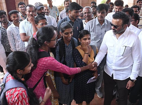 ಧಾರವಾಡ ಕರ್ನಾಟಕ ಕಾಲೇಜಿನಲ್ಲಿ ಆಯೋಜಿಸಿದ್ದ ಉದ್ಯೋಗ ಮೇಳದಲ್ಲಿ ಉದ್ಯೋಗಾಕಾಂಕ್ಷಿಗಳಿಗೆ ಸಚಿವ ಸಂತೋಷ ಲಾಡ್ ಶುಭ ಕೋರಿದರು.