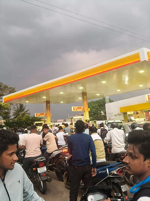 ಪೆಟ್ರೋಲ್​ ಬಂಕ್​ಗಳಿಗೆ ಮುಗಿಬಿದ್ದ ವಾಹನ ಸವಾರರು