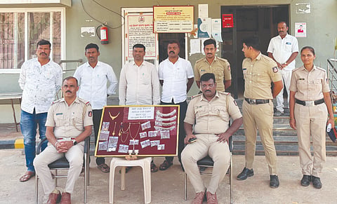 ಗಜೇಂದ್ರಗಡ ಪಟ್ಟಣದಲ್ಲಿ ಕಳ್ಳರಿಂದ ಚಿನ್ನಾಭರಣ ವಶಪಡಿಸಿಕೊಂಡಿರುವುದು. ಸಿಪಿಐ ವಿಜಯಕುಮಾರ, ಪಿಎಸ್‌ಐ ಪ್ರಕಾಶ ಡಿ  ಇತರರಿದ್ದರು.