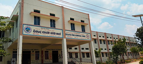 ಮಂಗಲ ಏಕಲವ್ಯ ಮಾದರಿ ವಸತಿ ಶಾಲೆಯ ಹೊರನೋಟ. 