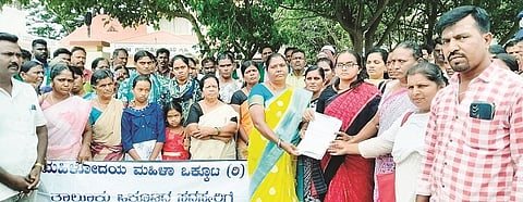 ಮಹಿಳೋದಯ ಮಹಿಳಾ ಒಕ್ಕೂಟದ ಪದಾಧಿಕಾರಿಗಳು ಹನೂರಿನಲ್ಲಿ ತಹಸೀಲ್ದಾರ್ ಕೆ.ಎನ್.ಚೈತ್ರಾ ಅವರಿಗೆ ಮನವಿ ಸಲ್ಲಿಸಿದರು. ಮೋಕ್ಷಮೇರಿ, ಲಿಲ್ಲಿಮೇರಿ, ಮೇರಿ ಎಲಿಜಬೆತ್, ಅಂಥೋನಿಯಮ್ಮಾಳ್, ಫಾಸ್ಕಲ್ ಮೇರಿ ಇತರರರಿದ್ದರು. 