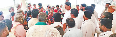 ಹನೂರು ತಾಲೂಕಿನ ನಾಗಣ್ಣನಗರ ಗ್ರಾಮಸ್ಥರು ಶಾಸಕ ಎಂ.ಆರ್.ಮಂಜುನಾಥ್ ಭೇಟಿಯಾಗಿ ಸಮಸ್ಯೆ ಹೇಳಿಕೊಂಡರು. ಮುರುಗೇಶ್, ಸುರೇಂದ್ರ, ಸುಗುಣ, ಲಕ್ಷ್ಮೀ ಭಾಗ್ಯಮ್ಮ ಇತರರು ಇದ್ದರು. 
