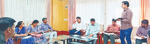 ಹನೂರಿನಲ್ಲಿ ಕುಡಿಯುವ ನೀರಿನ ಸಮಸ್ಯೆ ನಿವಾರಣೆ ಸಂಬಂಧ ಶಾಸಕ ಎಂ.ಆರ್ ಮಂಜುನಾಥ್ ಅಧ್ಯಕ್ಷತೆಯಲ್ಲಿ ಅಧಿಕಾರಿಗಳ ಸಭೆ ನಡೆಯಿತು. ಕೆ.ಎನ್ ಚೈತ್ರಾ, ಉಮೇಶ್, ಸುಧನ್ವನಾಗ್ ಇತರರಿದ್ದರು.