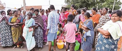 ಕುಡಿಯುವ ನೀರಿನ ಸಮಸ್ಯೆ ಬಗೆಹರಿಸುವಂತೆ ಆಗ್ರಹಿಸಿ ಕೆಂಪಯ್ಯನಹಟ್ಟಿಯಲ್ಲಿ ಗ್ರಾಮಸ್ಥರು ರಸ್ತೆ ಸಂಚಾರ ತಡೆದು ಪ್ರತಿಭಟನೆ ನಡೆಸಿದರು. 