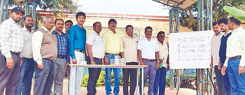  ಹನೂರು ತಾಲೂಕು ಮಂಗಲ ಸರ್ಕಾರಿ ಪ್ರೌಢಶಾಲೆಯಲ್ಲಿ ಆಯೋಜಿಸಿದ್ದ ವಿಜ್ಞಾನ ವಸ್ತು ಪ್ರದರ್ಶನವನ್ನು ಬಿಇಒ ಮಹೇಶ್ ಉದ್ಘಾಟಿಸಿದರು. ಅಶೋಕ್, ಚಿನ್ನಪ್ಪಯ್ಯ ಇತರರು ಇದ್ದರು. 