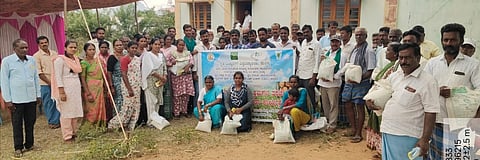 ಹನೂರು ತಾಲೂಕು ತೊಮಿಯಾರ್‌ಪಾಳ್ಯದಲ್ಲಿ ಸಿರಿಧಾನ್ಯಗಳ ಬೆಳೆಗಾರರಿಗೆ ಆಯೋಜಿಸಿದ್ದ ತರಬೇತಿಯಲ್ಲಿ ರೈತರಿಗೆ ಬಿತ್ತನೆ ಬೀಜ ವಿತರಿಸಲಾಯಿತು. ಡಾ.ಸುನೀಲ್, ದೀಪಾ, ನಾಗೇಂದ್ರ, ಮಹೇಶ್, ಧನಪಾಲ್ ಇತರರಿದ್ದರು. 