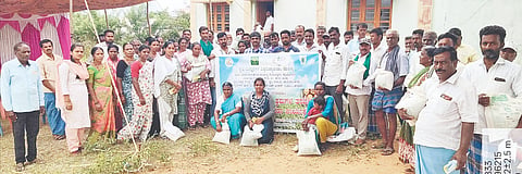 ಹನೂರು ತಾಲೂಕು ತೊಮಿಯಾರ್‌ಪಾಳ್ಯದಲ್ಲಿ ಸಿರಿಧಾನ್ಯಗಳ ಬೆಳೆಗಾರರಿಗೆ ಆಯೋಜಿಸಿದ್ದ ತರಬೇತಿಯಲ್ಲಿ ರೈತರಿಗೆ ಬಿತ್ತನೆ ಬೀಜ ವಿತರಿಸಲಾಯಿತು. ಡಾ.ಸುನೀಲ್, ದೀಪಾ, ನಾಗೇಂದ್ರ, ಮಹೇಶ್, ಧನಪಾಲ್ ಇತರರಿದ್ದರು. 