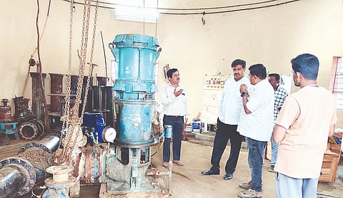 ಹರಳೆ ಜಾಕ್‌ವೆಲ್‌ಗೆ ಶಾಸಕ ಎಂ.ಆರ್.ಮಂಜುನಾಥ್ ಭೇಟಿ ನೀಡಿ ಕಾಮಗಾರಿ ಪರಿಶೀಲಿಸಿದರು. ನಾಗರಾಜು, ರಾಮೇಗೌಡ ಇತರರಿದ್ದರು. 