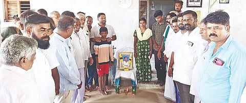 ಶೂಟೌಟ್‌ನಿಂದ ಮೃತಪಟ್ಟ ಮರಿಯಾಮಂಗಲ ಗ್ರಾಮದ ಅಂಥೋನಿ ಸ್ವಾಮಿ ಮನೆಗೆ ನಿಶಾಂತ್ ಭೇಟಿ ನೀಡಿ ಕುಟುಂಬಸ್ಥರಿಗೆ ಸಾಂತ್ವನ ತಿಳಿಸಿದರು. ಪುಟ್ಟಣ್ಣ, ಪೊನ್ನಾಚಿ ಮಹದೇವಸ್ವಾಮಿ, ಸುರೇಶ್ ಇತರರು ಇದ್ದರು.