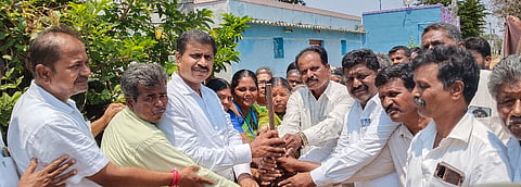  ಮಂಗಲ ಗ್ರಾಮದ ಹೊಸ ಬಡಾವಣೆಯಲ್ಲಿ ಸಿಸಿ ರಸ್ತೆ ಹಾಗೂ ಚರಂಡಿ ನಿರ್ಮಾಣ ಕಾಮಗಾರಿಗೆ ಶಾಸಕ ಎಂ.ಆರ್. ಮಂಜುನಾಥ್ ಭೂಮಿಪೂಜೆ ನೆರವೇರಿಸಿದರು. ಕೆ. ಚಿಕ್ಕಸ್ವಾಮಿ, ಮಲ್ಲಿಕಾರ್ಜುನ, ಮಹದೇವ, ರಾಜಮ್ಮ ಇತರರಿದ್ದರು. 