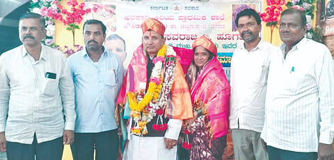 ಚಿಟಗುಪ್ಪ ತಾಲೂಕಿನ ಬೇಮಳಖೇಡದಲ್ಲಿ ಬುಧವಾರ ಸೇವಾ ವಯೋ ನಿವೃತ್ತಿ ಹೊಂದಿದ ಚೌಕಿತಾಂಡಾ (ಎ) ಸರ್ಕಾರಿ ಕಿರಿಯ ಪ್ರಾಥಮಿಕ ಶಾಲೆಯ ಮುಖ್ಯಗುರು ಬಸವರಾಜ ಹೂಗಾರ ದಂಪತಿಯನ್ನು ಸನ್ಮಾನಿಸಲಾಯಿತು. ಜಿಪಂ ಮಾಜಿ ಉಪಾಧ್ಯಕ್ಷ ಪ್ರಭುರಾವ ಸಾವಳಗಿ, ಜಿಪಂ ಮಾಜಿ ಸದಸ್ಯ ಪ್ರಭು ಮೆಂಗಾ, ಗ್ರಾಪಂ ಮಾಜಿ ಅಧ್ಯ ಮಂಜುನಾಥ ಸುಣಗಾರ, ಭೀಮಣ್ಣ ದೇವಣಿ ಇತರರಿದ್ದರು.