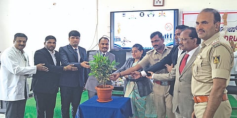 ಹುಮನಾಬಾದ್​ನ ರಾಜರಾಜೇಶ್ವರಿ ಆಯುರ್ವೇದ ವೈದ್ಯಕಿಯ ಮಹಾವಿದ್ಯಾಲಯದಲ್ಲಿ ಸೋಮವಾರ ಆಯೋಜಿಸಿದ್ದ ಕಾನೂನು ಅರಿವು ಮತ್ತು ನೆರವು ಕಾರ್ಯಕ್ರಮವನ್ನು ಹಿರಿಯ ಸಿವಿಲ್​ ನ್ಯಾಯಾಧೀಶ ಹಾಗೂ ತಾಲೂಕು ಕಾನೂನು ಸೇವಾ ಸಮಿತಿ ಅಧ್ಯಕ್ಷ ಕಾಂತ ಕುರಣೆ ಉದ್ಘಾಟಿಸಿದರು. ನ್ಯಾಯಾಧೀಶರಾದ  ಗಾಯತ್ರಿ, ಸಂತೋಷ ಬಿ., ಡಿವೈಎಸ್​ಪಿ ಮಡೋಳಪ್ಪ ಇತರರಿದ್ದರು.