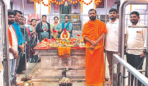 ಹುಮನಾಬಾದ್​ ತಾಲೂಕಿನ ಹಳ್ಳಿಖೇಡ(ಬಿ)ದ ಗುರುಸಿದ್ಧೇಶ್ವರ ಚಿಕ್ಕಮಠದಲ್ಲಿ ಶ್ರಾವಣ ಮಾಸ ನಿಮಿತ್ತ ಸೋಮವಾರ ಶ್ರೀ ಸಿದ್ಧೇಶ್ವರ ಗದ್ದುಗೆಗೆ ಪೀಠಾಧಿಪತಿ ಶ್ರೀಪತಿ ಪಂಡಿತಾರಾಧ್ಯ ಶಿವಾಚಾರ್ಯರು ವಿಶೇಷ ಪೂಜೆ ಸಲ್ಲಿಸಿದರು. 