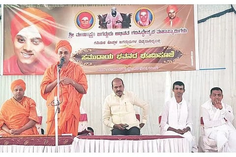 ಹಗರಿಬೊಮ್ಮನಹಳ್ಳಿ ತಾಲೂಕಿನ ಕಡಲಬಾಳು ಗ್ರಾಮದ ಗವಿಸಿದ್ಧೇಶ್ವರ ಮಠದ ಆವರಣದಲ್ಲಿ ಸಮುದಾಯ ಭವನ ಕಾಮಗಾರಿಗೆ ಭೂಮಿ ಪೂಜೆ ನೆರವೇರಿಸಿ ಕೊಪ್ಪಳ ಶ್ರೀ ಅಭಿನವ ಗವಿಸಿದ್ದೇಶ್ವರ ಸ್ವಾಮೀಜಿ ಮಾತನಾಡಿದರು. ಹಡಗಲಿಯ ಹಿರಿ ಶಾಂತ ವೀರಸ್ವಾಮೀಜಿ, ಶಾಸಕ ಕೆ.ನೇಮಿರಾಜ ನಾಯ್ಕ ಮತ್ತಿತರರು ಇದ್ದರು.