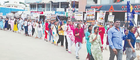 ದೆಹಲಿಯಲ್ಲಿ ವಿದ್ಯಾರ್ಥಿಗಳ ಮೇಲಿನ ಲಾಠಿಚಾರ್ಜ್​ ಖಂಡಿಸಿ ಹೊಸಕೋಟೆ ವಿದ್ಯಾರ್ಥಿಗಳು, ಜನಪರ ಸಂಟನೆಗಳು ನಗರದಲ್ಲಿ ಪ್ರತಿಭಟನಾ ಮೆರವಣಿಗೆ ನಡೆಸಿದರು.