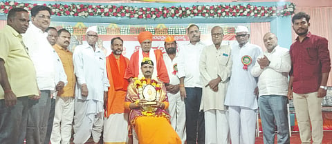ಹುಲಸೂರು ಪಟ್ಟಣದ ಶೀ ವೀರಭದ್ರೇಶ್ವರ ಜಾತ್ರೆ ನಿಮಿತ್ತ ಸೋಮವಾರ ರಾತ್ರಿ ಆಯೋಜಿಸಿದ್ದ ಧರ್ಮಸಭೆಯಲ್ಲಿ ಅಂದೋಲಾ ಕರುಣೇಶ್ವರ ಮಠದ ಪೀಠಾಧಿಪತಿ, ಶಿವಸೇನೆ ರಾಜ್ಯಾಧ್ಯ ಶ್ರೀ ಸಿದ್ಧಲಿಂಗ ಸ್ವಾಮೀಜಿ ಅವರನ್ನು  ಸನ್ಮಾನಿಸಿ ಗೌರವಿಸಲಾಯಿತು. ಶ್ರೀ ಡಾ.ಶಿವಾನಂದ ಸ್ವಾಮೀಜಿ, ಶ್ರೀ ರಾಜೇಶ್ವರ ಶಿವಾಚಾರ್ಯ, ಮಲ್ಲಿಕಾರ್ಜುನ ಗುಂಗೆ, ಅನಿಲ ಭೂಸಾರೆ, ಮಲ್ಲಪ್ಪ ಧಬಾಲೆ, ಬಾಲಾಜಿ ಆದೆಪ್ಪ, ಬಸವರಾಜ ಮುರುಡೆ, ಓಂಕಾರ ಪಟ್ನೆ, ಕಾಶಿನಾಥ ಪಾರಶೆಟ್ಟೆ, ಚಂದ್ರಕಾಂತ ದೇಟ್ನೆ ಇತರರಿದ್ದರು.