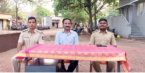  ಇಳಕಲ್ಲ ಪೋಲಿಸ್ ಠಾಣೆಯ ಆವರಣದಲ್ಲಿ ಬ್ರಕೀದ್ ಹಬ್ಬದ ಅಂಗವಾಗಿ ನಡೆದ ಶಾಂತಿ ಸಮಿತಿ ಸಭೆಯಲ್ಲಿ ಡಿವೈಎಸ್‌ಪಿ ಸಂತೋಷ ಬನ್ನಟ್ಟಿ ಮಾತನಾಡಿದರು. ಪಿಎಸ್‌ಐ ಮಂಜುನಾಥ ಪಾಟೀಲ, ಮಲ್ಲಿಕಾರ್ಜುನ ಸತ್ತಿಗೌಡರ ಇದ್ದರು.