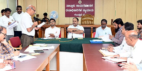 ಗುಂಡ್ಲುಪೇಟೆ ಪಟ್ಟಣದ ತಾಲೂಕು ಕಚೇರಿಯ ಸಭಾಂಗಣದಲ್ಲಿ ಆಯೋಜಿಸಿದ್ದ ವಿಪತ್ತು ನಿರ್ವಹಣಾ ಸಮಿತಿ ಸಭೆಯಲ್ಲಿ ಗಣೇಶ್ ಪ್ರಸಾದ್ ಮಾತನಾಡಿದರು. ತನ್ಮಯಿ, ಷಣ್ಮುಖ, ಶಶಿಧರ್ ಇದ್ದರು.