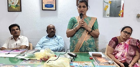 ಕಂಪ್ಲಿಯಲ್ಲಿ ತಾಲೂಕು ಶರಣ ಸಾಹಿತ್ಯ ಪರಿಷತ್ತಿನಿಂದ ಆಯೋಜಿಸಿದ್ದ ಮಹಾಮನೆ ಕಾರ್ಯಕ್ರಮದಲ್ಲಿ ಎಮ್ಮಿಗನೂರಿನ ಜ್ಞಾನವಿಕಾಸ ಕೇಂದ್ರದ ಕೋಶಾಧಿಕಾರಿ ಬನಶಂಕರಿ ದೊಡ್ಡಬಸಪ್ಪ ವೀರಾಪುರ ಮಾತನಾಡಿದರು. ಪ್ರಮುಖರಾದ ಜಿ.ಪ್ರಕಾಶ, ಎಸ್.ಶಾಮಸುಂದರರಾವ್, ಗಾಯತ್ರಿ ಬೇರ‌್ಗಿ ಇದ್ದರು.