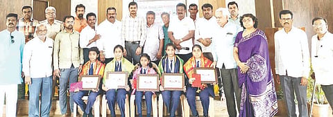 ಕಂಪ್ಲಿಯಲ್ಲಿ ಪತ್ರಿಕಾ ದಿನಾಚರಣೆ ಕಾರ್ಯಕ್ರಮದಲ್ಲಿ ಪ್ರತಿಭಾನ್ವಿತ ವಿದ್ಯಾಥಿಗಳನ್ನು ಗೌರವಿಸಲಾಯಿತು. 