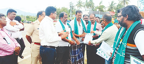  ಕೊಳ್ಳೇಗಾಲ ತಾಲೂಕಿನ ಗುಂಡಾಲ್ ಜಲಾಶಯ ರಸ್ತೆ ಮತ್ತು ಗ್ರಾಮೀಣ ಭಾಗದ ರಸ್ತೆಗಳ ಅಭಿವೃದ್ಧಿಗೆ ವಿಫಲವಾಗಿರುವ ಸರ್ಕಾರದ ವಿರುದ್ಧ ರೈತ ಸಂಘ ದೊಡ್ಡಿಂದುವಾಡಿ ಗ್ರಾಮದಲ್ಲಿ ಸಾರ್ವಜನಿಕರಿಂದ ಭಿಕ್ಷೆ ಎತ್ತಿ ಪ್ರತಿಭಟನೆ ನಡೆಸಿದರು. 