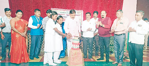 ಕೊಳ್ಳೇಗಾಲ ತಾಲೂಕಿನ ತಿಮ್ಮರಾಜೀಪುರ ಕಿತ್ತೂರು ರಾಣಿ ಚೆನ್ನಮ್ಮ ವಸತಿ ಶಾಲೆಯಲ್ಲಿ ಗ್ರಾಮೀಣಾಭಿವೃದ್ಧಿ ಮತ್ತು ಪಂಚಾಯತ್ ರಾಜ್ ಇಲಾಖೆಯಿಂದ ಬುಧವಾರ ಆಯೋಜಿಸಿದ್ದ ಮಕ್ಕಳ ವಿಶೇಷ ಗ್ರಾಮ ಸಭೆಗೆ ಶಾಸಕ ಎ.ಆರ್.ಕೃಷ್ಣಮೂರ್ತಿ ಚಾಲನೆ ನೀಡಿದರು. ರಶ್ಮಿರಾಜು, ನಾಗರಾಜು, ಕೆಂಪರಾಜು, ಚಂದ್ರು, ತಹಸೀಲ್ದಾರ್ ಬಸವರಾಜು ಇತರರು ಇದ್ದರು.