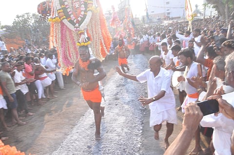 ಕೊಳ್ಳೇಗಾಲದ ಉಪ್ಪಾರ ಮೋಳೆ ಬಡಾವಣೆಯಲ್ಲಿ ಶ್ರೀ ಕ್ಷೇತ್ರ ಕುರುಬನಕಟ್ಟೆ ಕಂಡಾಯಗಳ ಕೊಂಡೋತ್ಸವ ವಿಜೃಂಭಣೆಯಿಂದ ನಡೆಯಿತು.