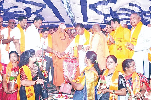 ಕೊಳ್ಳೇಗಾಲ ಪಟ್ಟಣದ ಎಂಜಿಎಸ್‌ವಿ ಕಾಲೇಜು ಮೈದಾ ನದಲ್ಲಿ ಜಗಜ್ಯೋತಿ ಶ್ರೀಬಸವೇಶ್ವರರ ಜಯಂತ್ಯುತ್ಸವ ವೇದಿಕೆ ಕಾರ್ಯಕ್ರಮಕ್ಕೆ ಸುತ್ತೂರು ಮಠದ ಶ್ರೀ ಶಿವರಾತ್ರಿ ದೇಶಿಕೇಂದ್ರ ಸ್ವಾಮೀಜಿ ಚಾಲನೆ ನೀಡಿದರು. ಶಾಂತಮಲ್ಲಿಕಾರ್ಜುನ ಸ್ವಾಮೀಜಿ, ಎ.ಆರ್.ಕೃಷ್ಣಮೂರ್ತಿ, ಎಂ.ಆರ್.ಮಂಜುನಾಥ್, ಗಣೇಶ್ ಪ್ರಸಾದ್, ಆರ್.ನರೇಂದ್ರ ಇದ್ದರು.