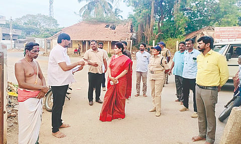ಕೊಳ್ಳೇಗಾಲ ತಾಲೂಕಿನ ಶಿವನಸಮುದ್ರ ಗ್ರಾಮದಲ್ಲಿರುವ ಶ್ರೀ ಮಧ್ಯ ರಂಗನಾಥಸ್ವಾಮಿ ದೇವಸ್ಥಾನ ಜೀರ್ಣೋದ್ಧಾರ  ಕಾಮಗಾರಿಯನ್ನು ಜಿಲ್ಲಾಧಿಕಾರಿ ಶ್ರೀರೂಪಾ ಪರಿಶೀಲಿಸಿದರು. ಉಪವಿಭಾಗಾಧಿಕಾರಿ ದಿನೇಶ್ ಕುಮಾರ್ ಮೀನಾ, ತಹಸೀಲ್ದಾರ್ ಬಸವರಾಜು, ಶಿವನಸಮುದ್ರ ಸಮೂಹ ದೇವಾಲಯಗಳ ಕಾರ್ಯನಿರ್ವಾಹಕ ಅಧಿಕಾರಿ ಸುರೇಶ್ ಇತರರು ಇದ್ದರು.