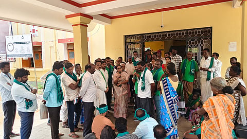 ಪಟ್ಟಣದ ತಾಲೂಕು ಕಚೇರಿ ಮುಂಭಾಗ ವಿವಿಧ ಬೇಡಿಕೆ ಈಡೇರಿಸುವಂತೆ ಆಗ್ರಹಿಸಿ ಶುಕ್ರವಾರ ರೈತರು ಪ್ರತಿಭಟಿಸುತ್ತಿದ್ದ ಸ್ಥಳಕ್ಕೆ ತಹಸೀಲ್ದಾರ್ ಬಸವರಾಜು, ಹನೂರು ತಹಸೀಲ್ದಾರ್ ಚೈತ್ರಾ ಭೇಟಿ ನೀಡಿ ರೈತರ ಸಮಸ್ಯೆ ಆಲಿಸಿದರು.