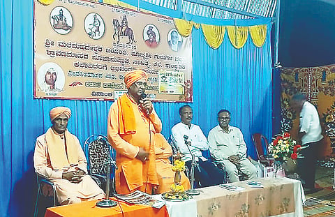 ಕೊಳ್ಳೇಗಾಲ ತಾಲೂಕಿನ ಕುಂತೂರಿನ ಶ್ರೀ ವೀರಸಿಂಹಾಸನ ಮಠದಲ್ಲಿ ಶನಿವಾರ ಆಯೋಜಿಸಿದ್ದ ಮಲೆ ಮಹದೇಶ್ವರ ಜಯಂತಿ ಆಚರಣೆ, ಶರಣ ಸಂಕೀರ್ತನೆ, ಆಧ್ಯಾತ್ಮಿಕ ಪ್ರವಚನ, ಹಿರಿಯ ಗುರುಗಳ ಸ್ಮರಣೋತ್ಸವ ಸಮಾರಂಭದಲ್ಲಿ ಮಠದ ಪೀಠಾಧಿಪತಿ ಶ್ರೀ ಶಿವಪ್ರಭು ಸ್ವಾಮೀಜಿ ಮಾತನಾಡಿದರು. ಶ್ರೀಕಂಠಸ್ವಾಮೀಜಿ,  ಶ್ರೀಇಮ್ಮಡಿ ಗುರುಲಿಂಗ ಸ್ವಾಮೀಜಿ ಇತರರು ಇದ್ದರು. 